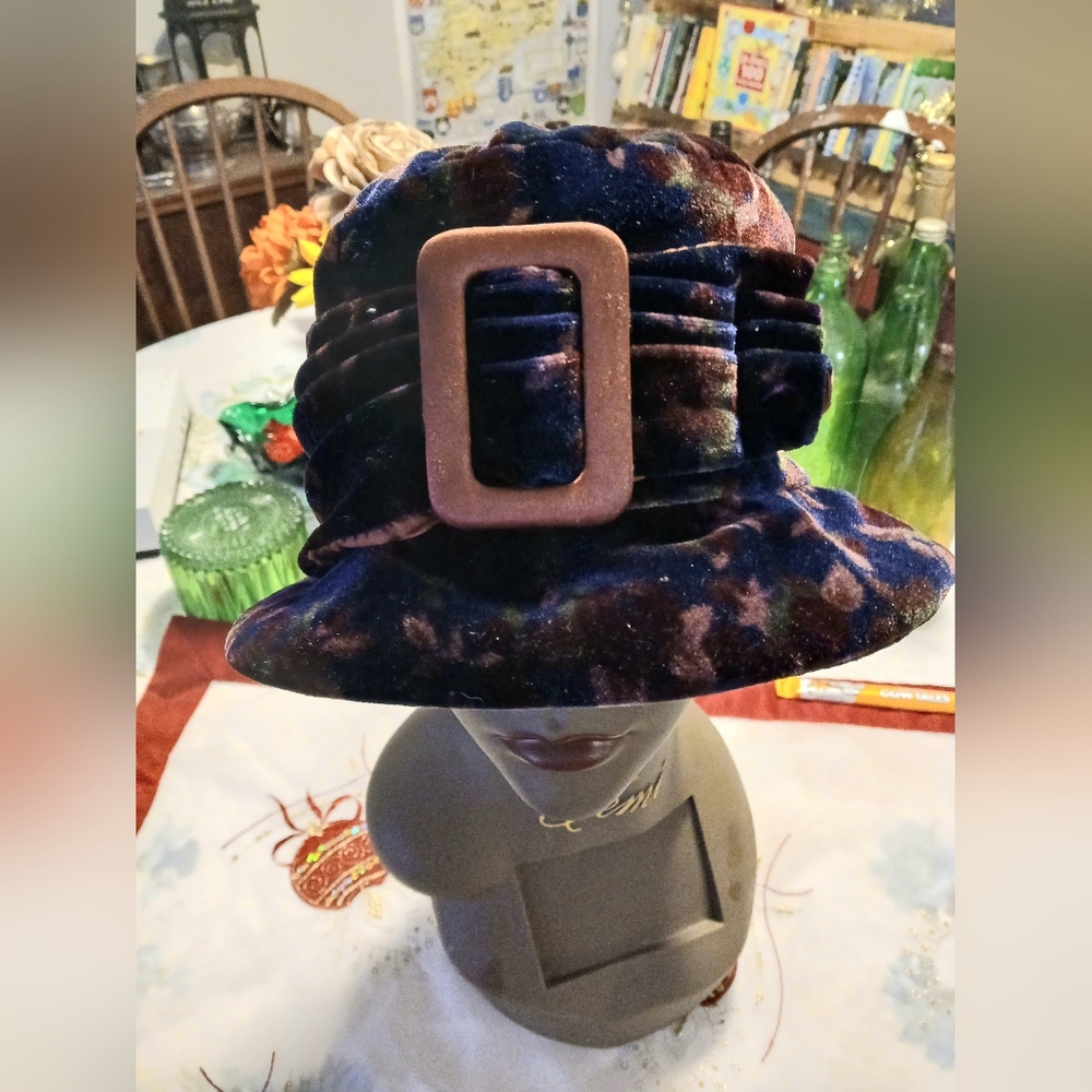 Vintage Women's Lovely Multi-Collored Damas Velvet Bucket Hat